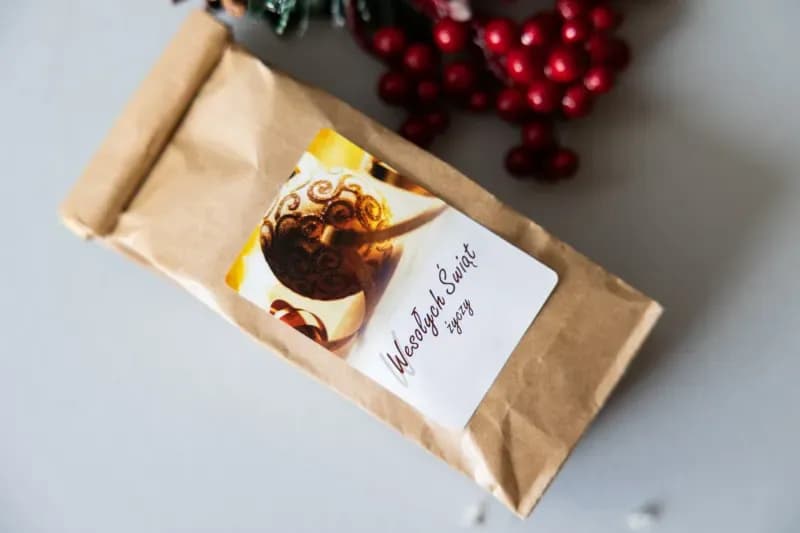 Herbata Świąteczna z logo w Eko torebce, elegancka etykieta ze złotą bombką | Upominek firmowy dla klientów | T17