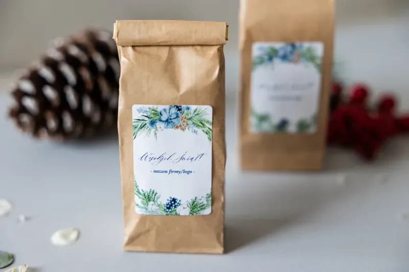 Herbata Świąteczna dla Firm z logo 50g, zimowa etykieta w błękitne kwiaty | Personalizowane upominki biznesowe | T20