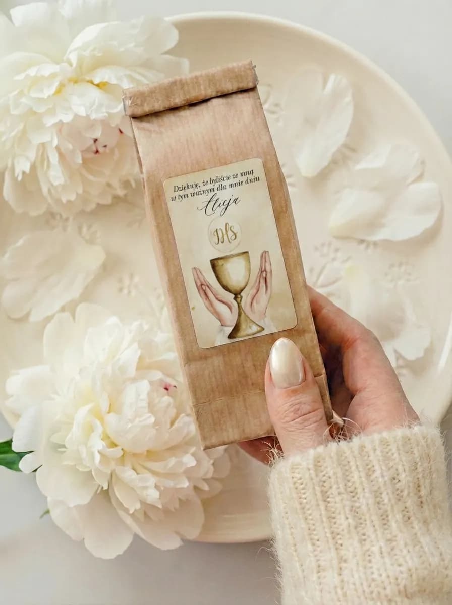 Herbata komunijna w torebce kraft z jasną etykietą dłoni i kielicha | podziękowania | Matylda nr 16