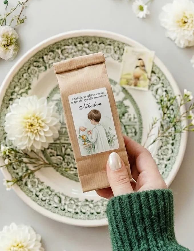 Herbata komunijna w torebce kraft z ilustracją chłopca przy Komunii | podziękowania komunijne | Matylda nr 18