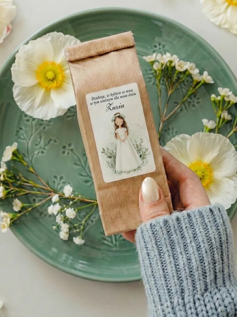 Pamiątkowa herbata na Pierwszą Komunię z ilustracją dziewczynki w wianku | Matylda nr 22