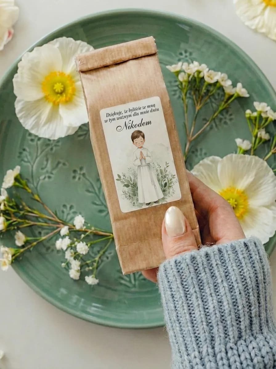 Herbata komunijna z rysunkiem modlącego się chłopca w bieli i zieleni | upominki komunijne | Matylda nr 23
