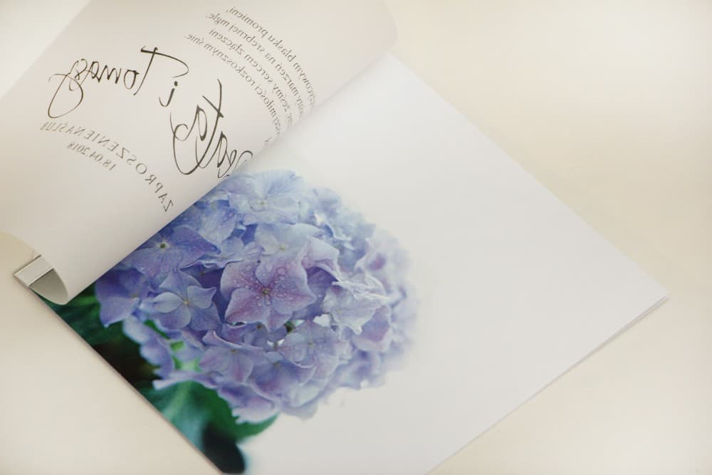 Zaproszenia ślubne na kalce z fioletową hortensją i wstążką – Elegant nr 2 - 3