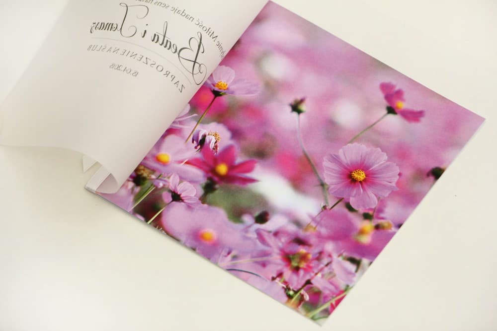 Zaproszenia ślubne z kalką i fioletowymi onętkami przewiązane tasiemką – Elegant nr 5 - 3