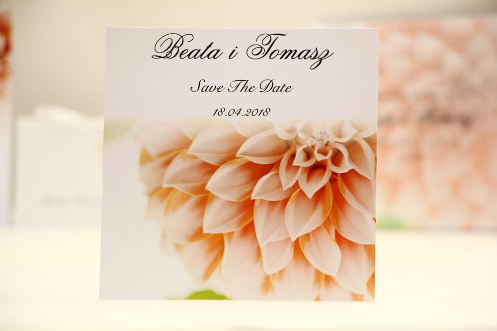 Eleganckie Save the Date z Łososiową Dalią, Personalizowane | Zawiadomienia o Ślubie | Elegant nr 9