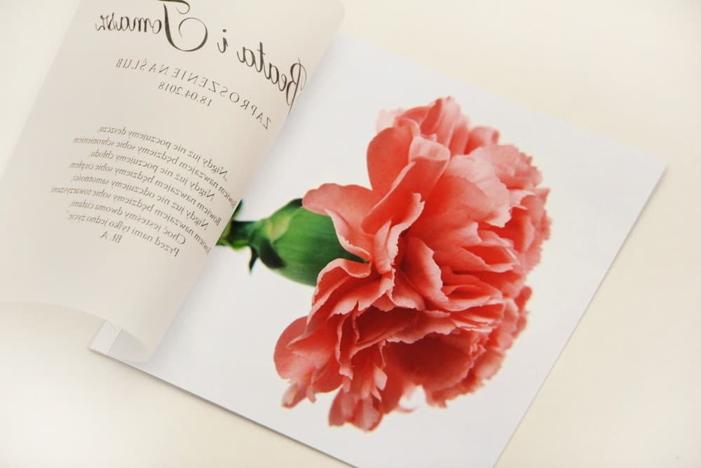 Nietypowe eleganckie zaproszenia ślubne z goździkami i różowymi detalami na kalce – Elegant nr 10