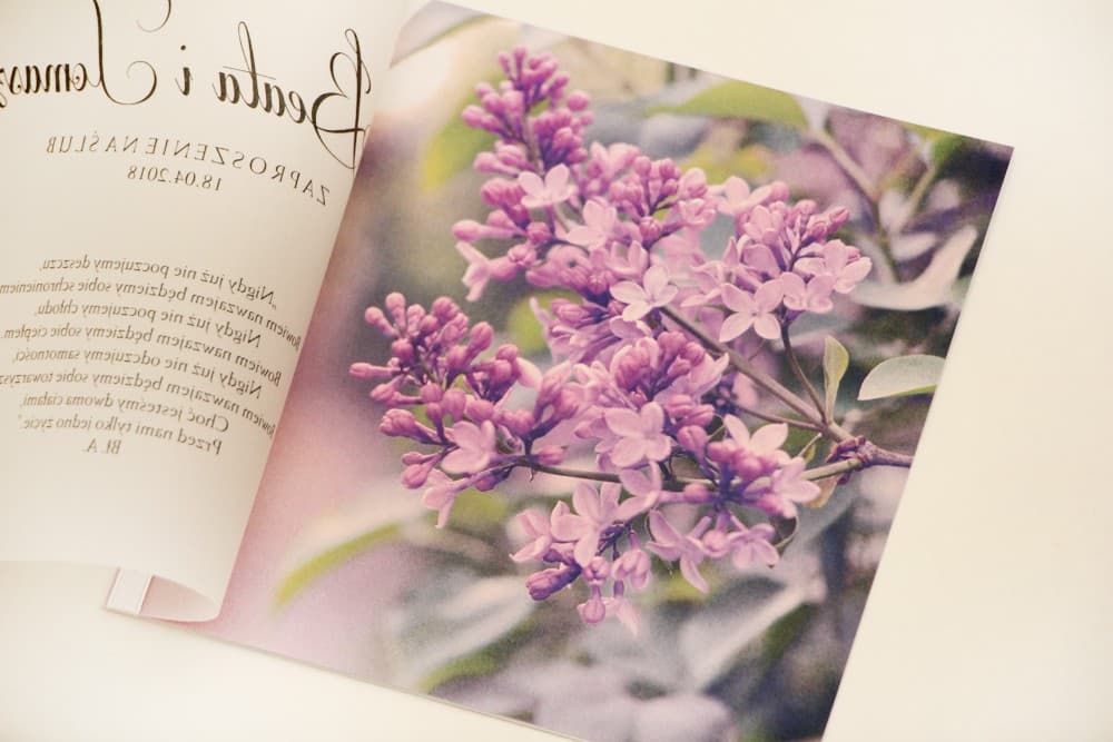 Eleganckie kwadratowe zaproszenia ślubne z kalką, fioletowym bzem i tasiemką – Elegant nr 11 - 3