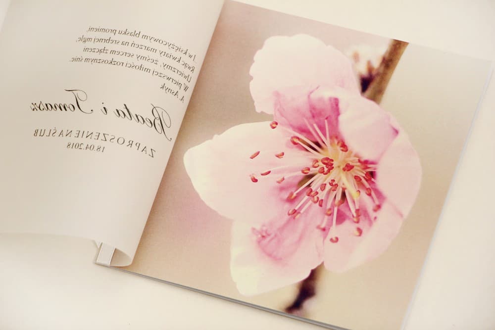 Subtelne nowoczesne zaproszenia ślubne z kalką i kwiatem wiśni, przewiązane tasiemką - Elegant nr 12