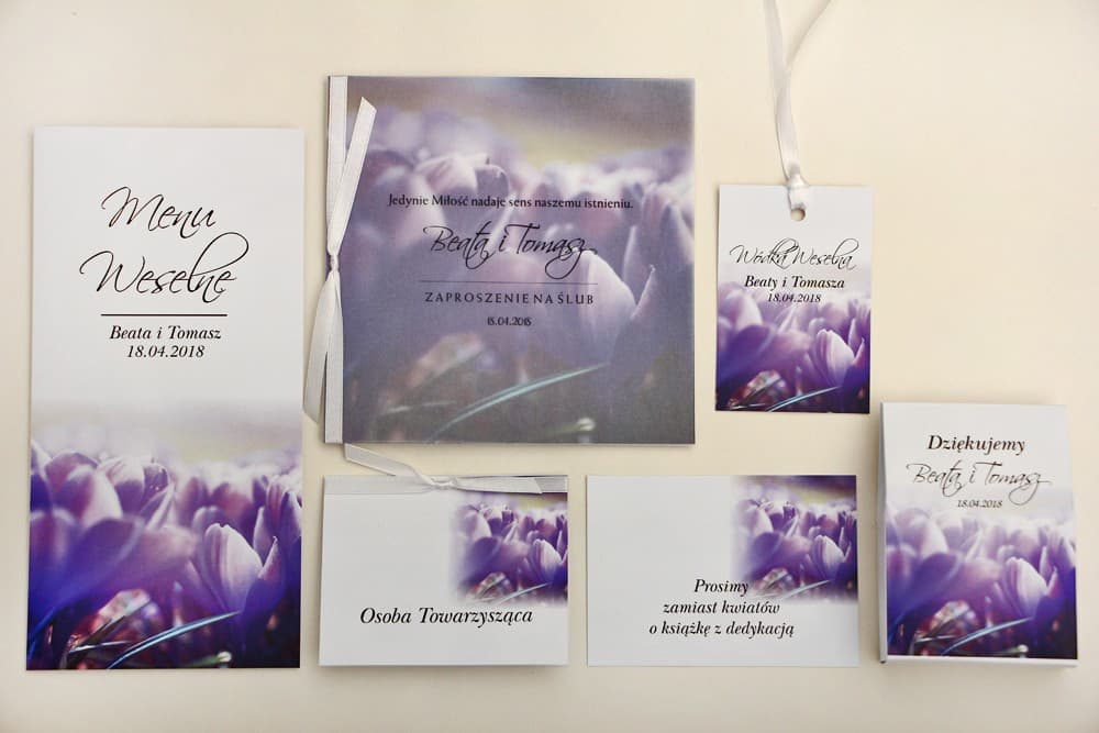 Wiosenne zaproszenia ślubne z kalką, fioletowymi krokusami i tasiemką – Elegant nr 14