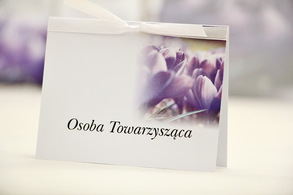 Winietki Ślubne Elegant nr 14 – Wizytówki na Stół z Motywem Fioletowych Krokusów i Tasiemką