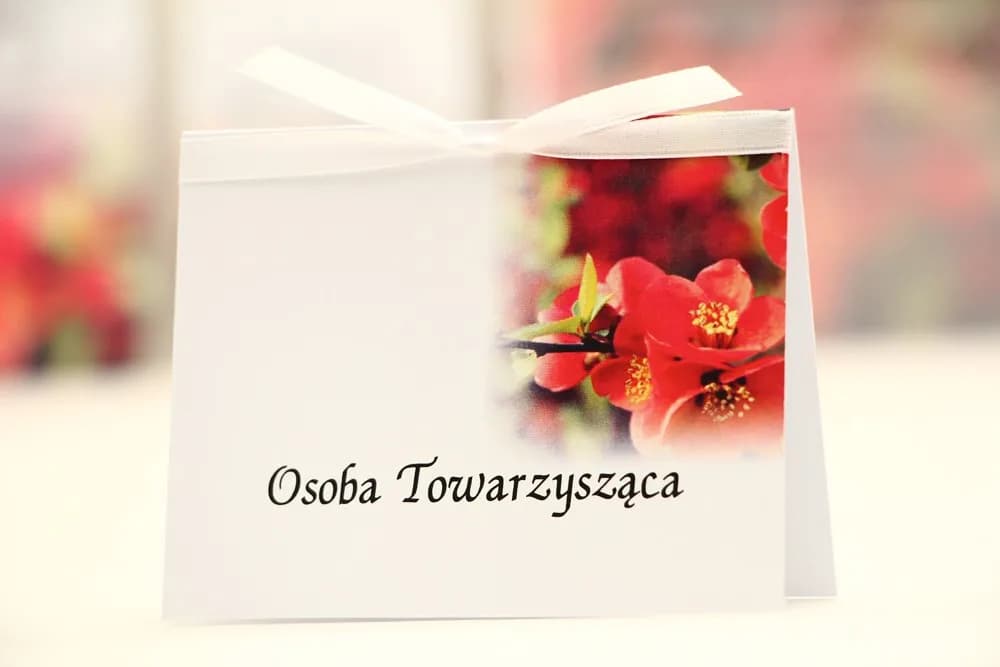 Winietki Ślubne Elegant nr 15 – Wizytówki na Stół z Motywem Czerwonych Kwiatów Pigwowca