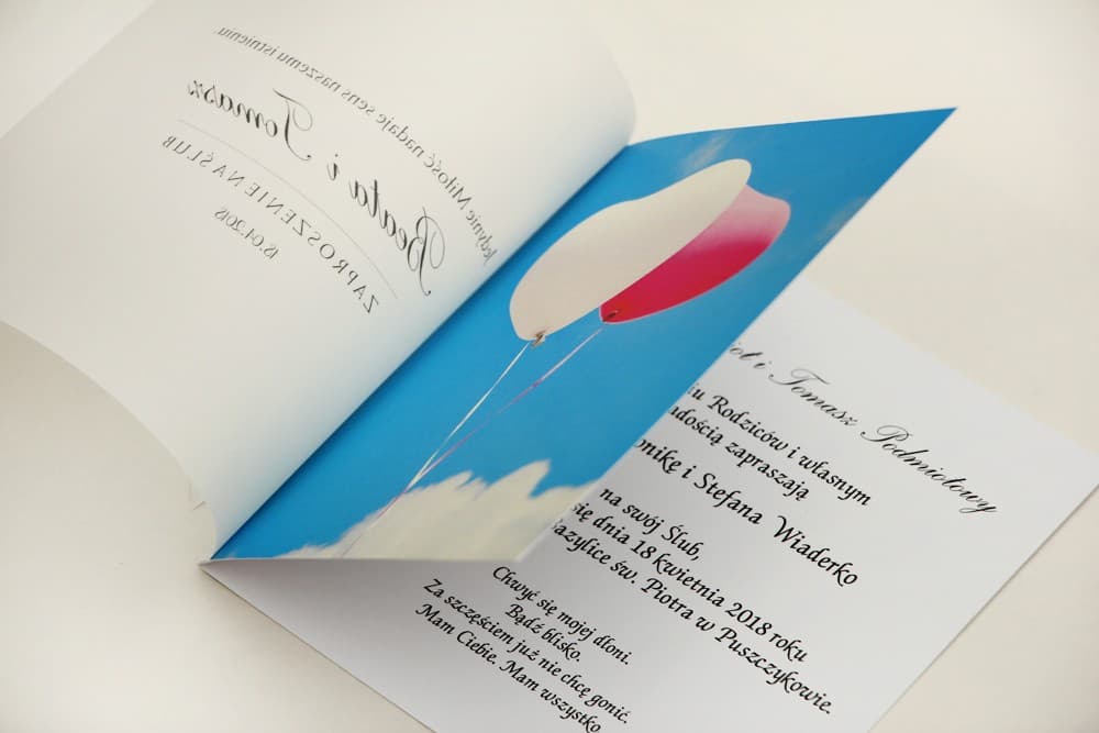 Zaproszenia ślubne niebieskie z motywem balonów i kalką przewiązane tasiemką – Elegant nr 18 - 3