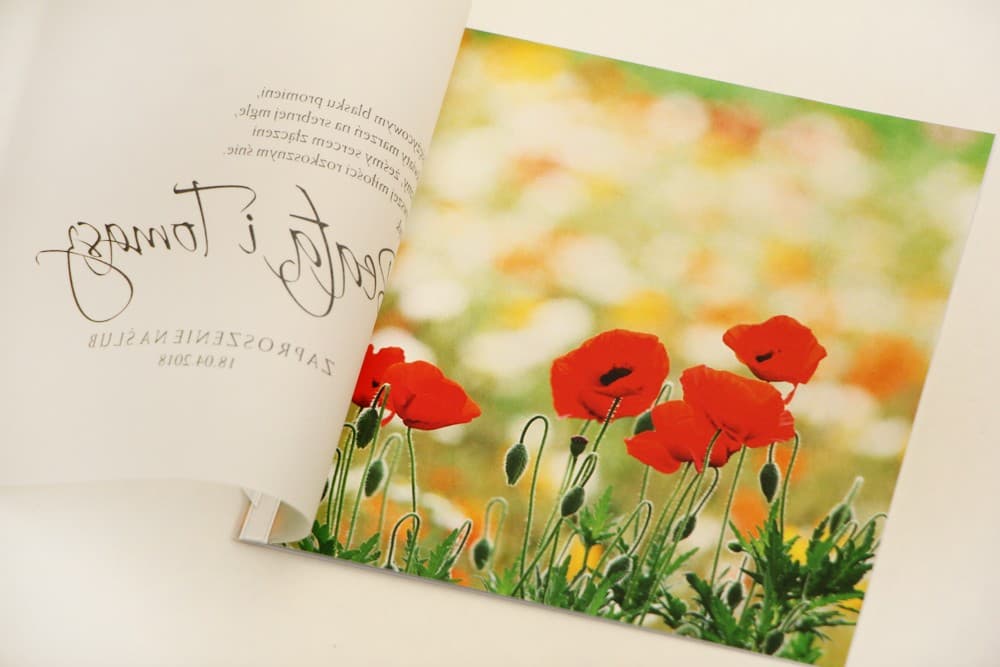 Zaproszenia ślubne z kalką i zdjęciem w czerwone maki przewiązane tasiemką – Elegant nr 21