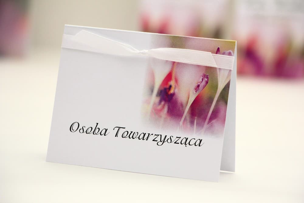 Winietki Ślubne Elegant nr 24 – Wizytówki na Stół z Fioletowymi Krokusami i Tasiemką