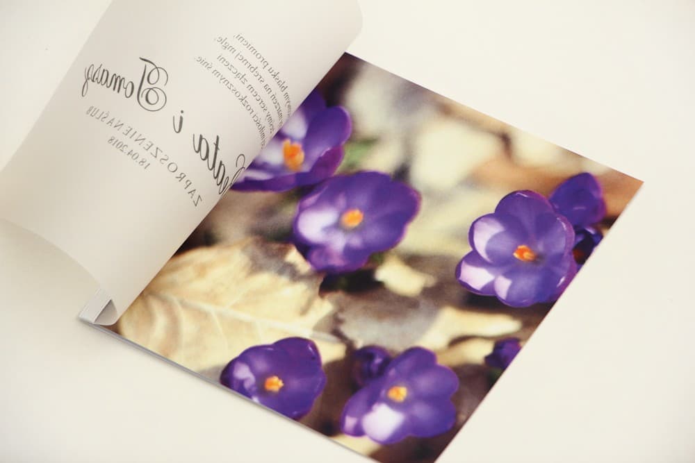 Zaproszenia ślubne z kalką i fioletowymi krokusami w stylu nowoczesnym Elegant nr 26