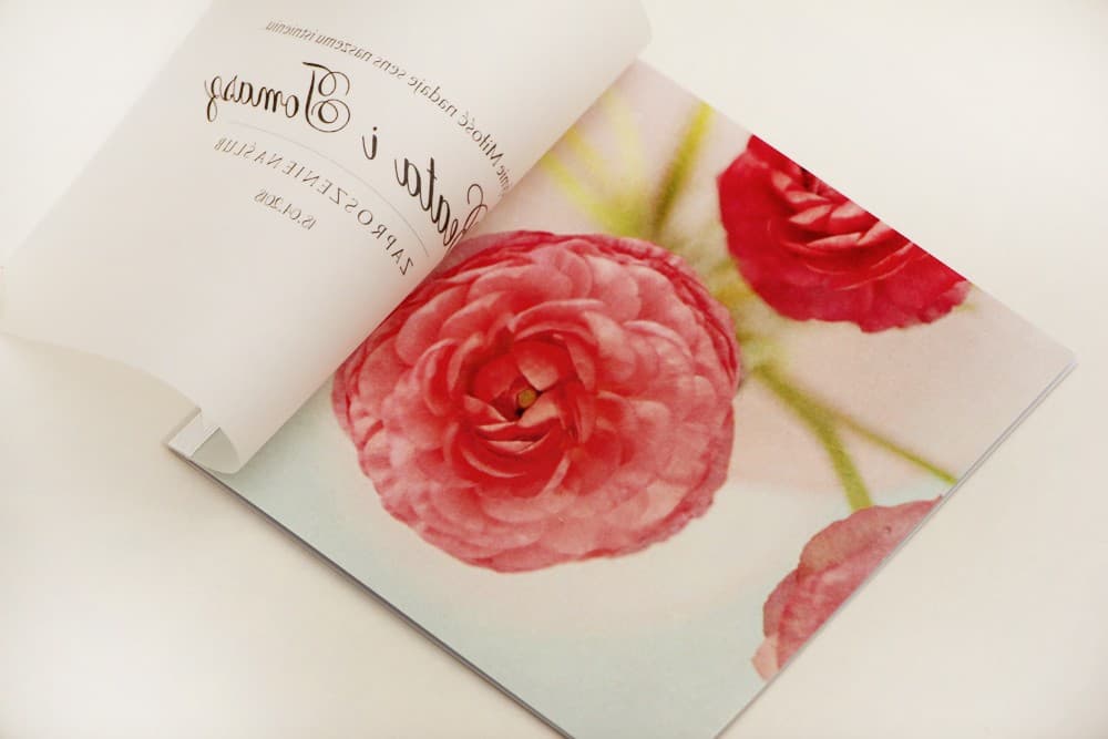 Zaproszenia ślubne z kalką i różowymi kwiatami na błękicie przewiązywane tasiemką – Elegant nr 27 - 3