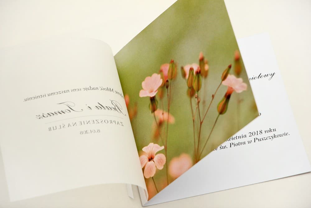 Zaproszenia ślubne z kalką i różowymi polnymi kwiatami przewiązane tasiemką Elegant nr 29 - 3