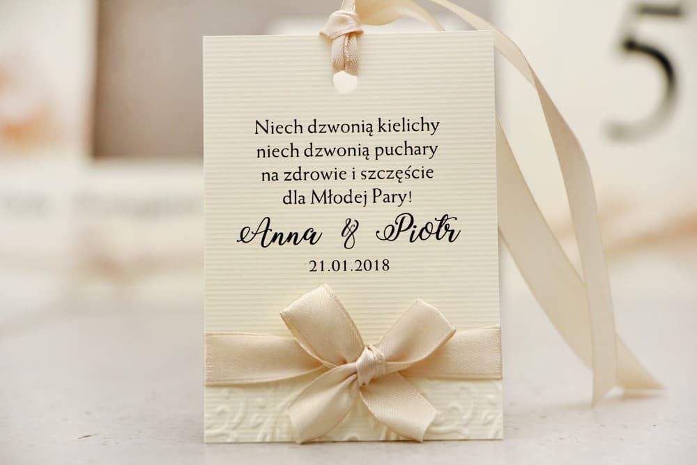 Eleganckie zawieszki z kokardką na tłoczonym papierze | Zawieszki na wódkę weselną, alkohol | Belisa nr 5