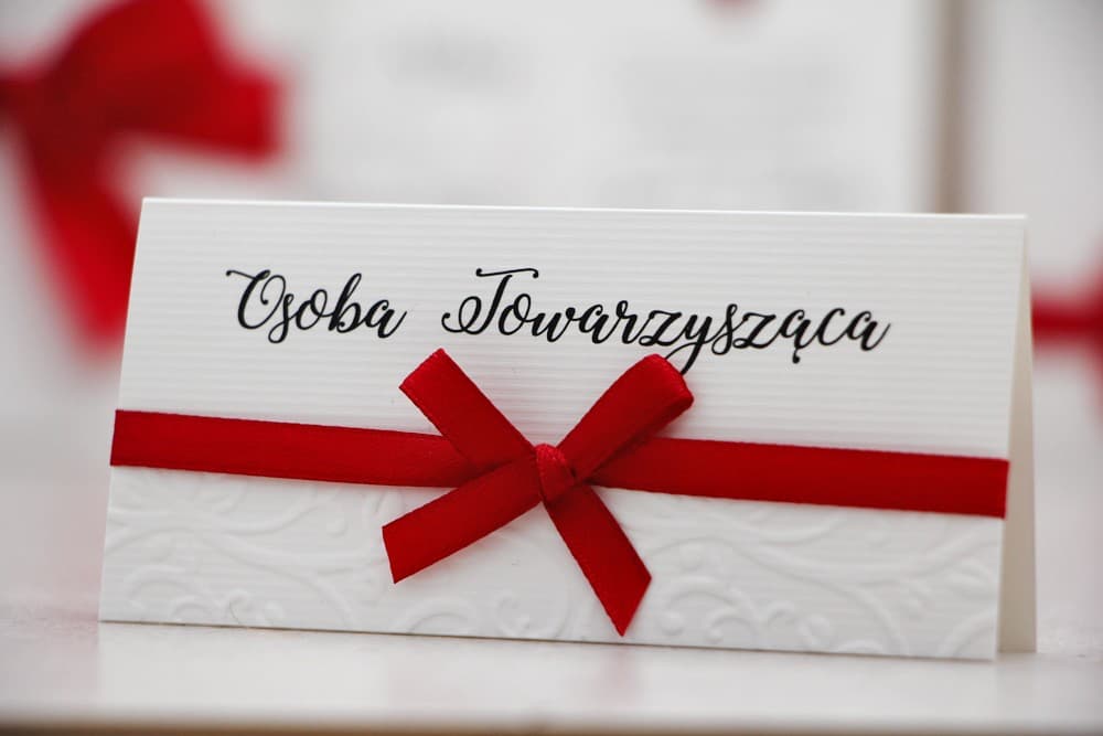 Winietki Ślubne Belisa nr 2 – Wizytówki na Stół z Tłoczeniem i Bordową Kokardką