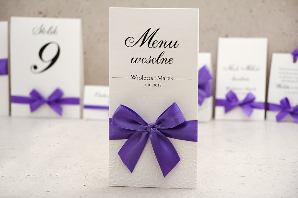 Eleganckie menu z wrzosową kokardką na fakturowanym papierze | Menu Weselne Składane, Karta Dań na Stół | Belisa nr 4