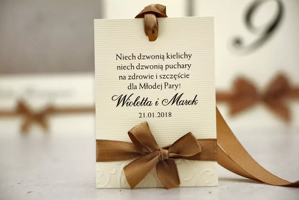 Eleganckie zawieszki na alkohol z kokardką, papier prążkowany | Zawieszki na wódkę weselną | Belisa nr 1