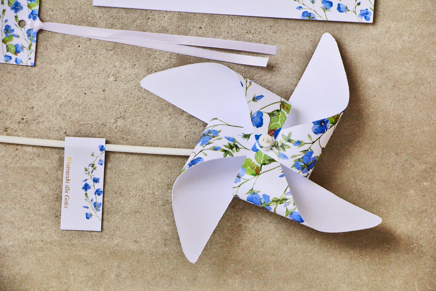 Wiatraczki Weselne z Niezapominajkami | Personalizowane Podziękowania dla Gości | Sorento nr 4