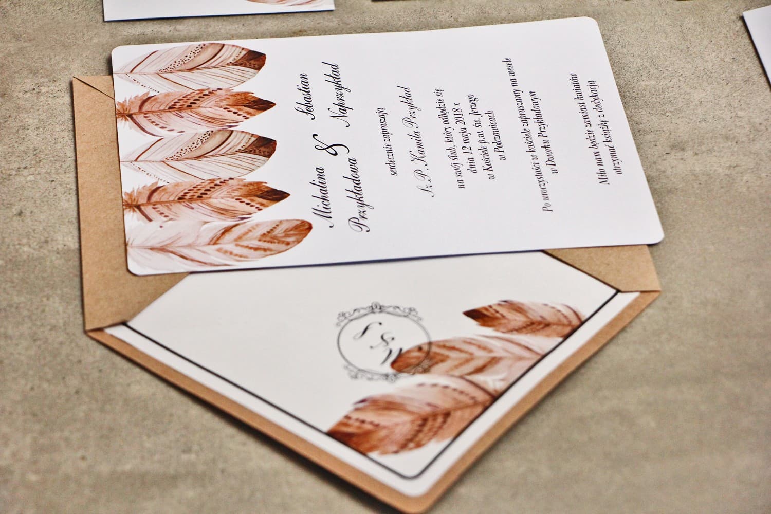 Zaproszenia ślubne boho w kremowym kolorze ze złoceniem i piórkami Sorento nr 10 - 3
