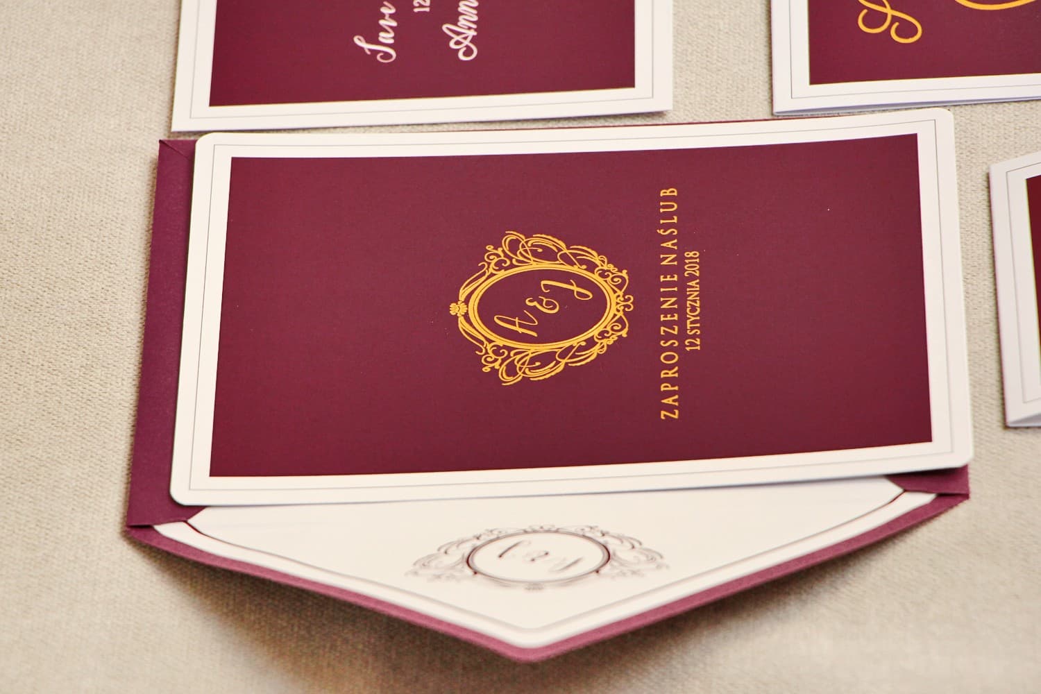 Zaproszenia ślubne w kolorze wina ze złoceniem w stylu glamour – Sonata nr 6