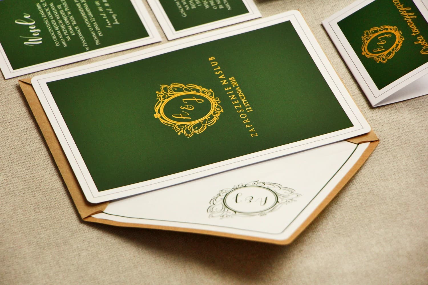 Zaproszenia ślubne złocone w kolorze butelkowej zieleni w stylu eko glamour Sonata nr 7