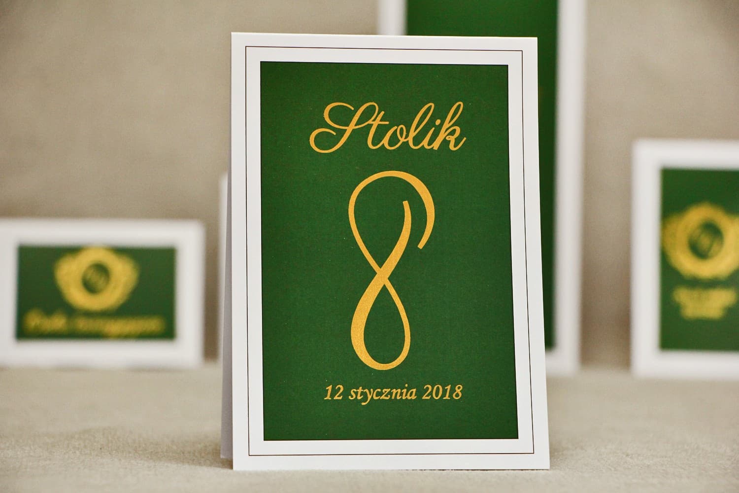 Eleganckie numerki na stół w kolorze butelkowej zieleni i złota | Numery stołów weselnych | Sonata nr 7