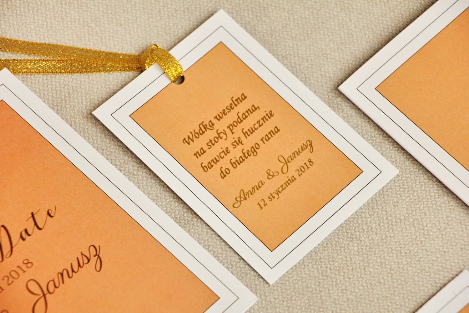 Złocone zawieszki na wódkę weselną, pomarańczowe etykiety na alkohol | Nowoczesne przywieszki | Sonata nr 8