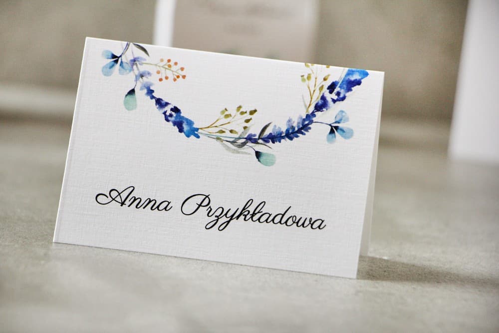Winietki Ślubne Pistacjowe nr 7 – Lniane Wizytówki na Stół z Błękitnym Wiankiem