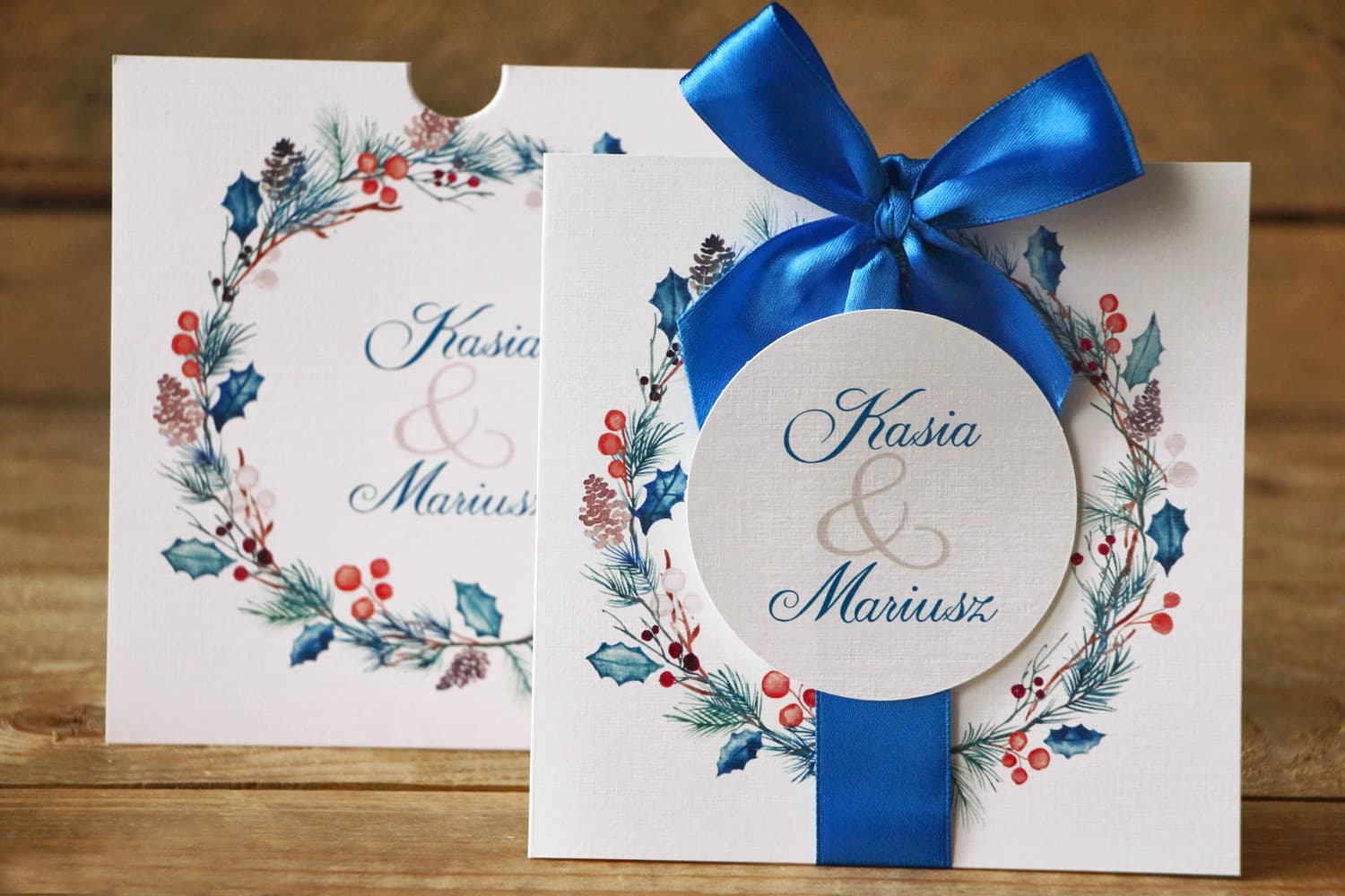 Zaproszenia ślubne zimowe w etui z czerwoną kokardą i motywem ostrokrzewu Malowane Kwiaty nr 24 - 3