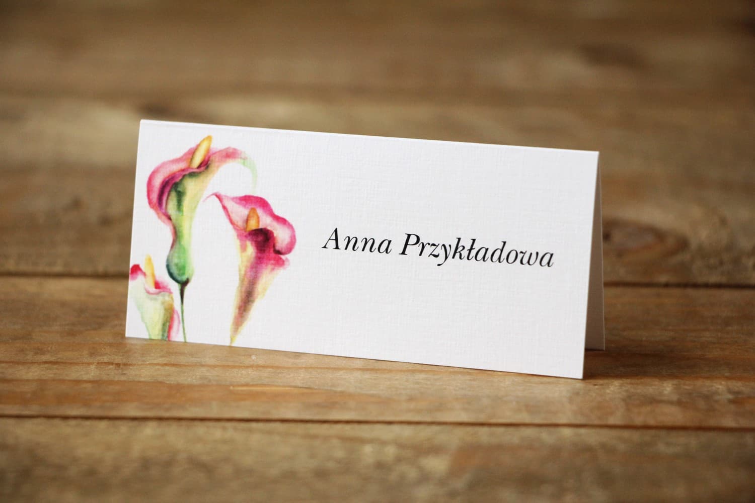 Winietki Ślubne Malowane Kwiaty nr 25 – Wizytówki na Stół z Motywem Różowej Kalii