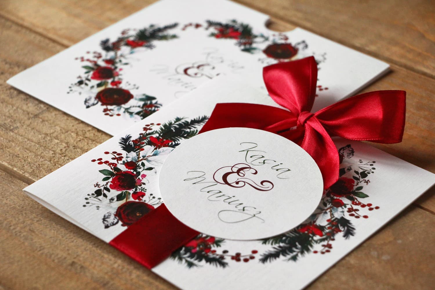 Zaproszenia ślubne w etui z kokardą i zimowym motywem róży oraz świerku Malowane Kwiaty nr 27