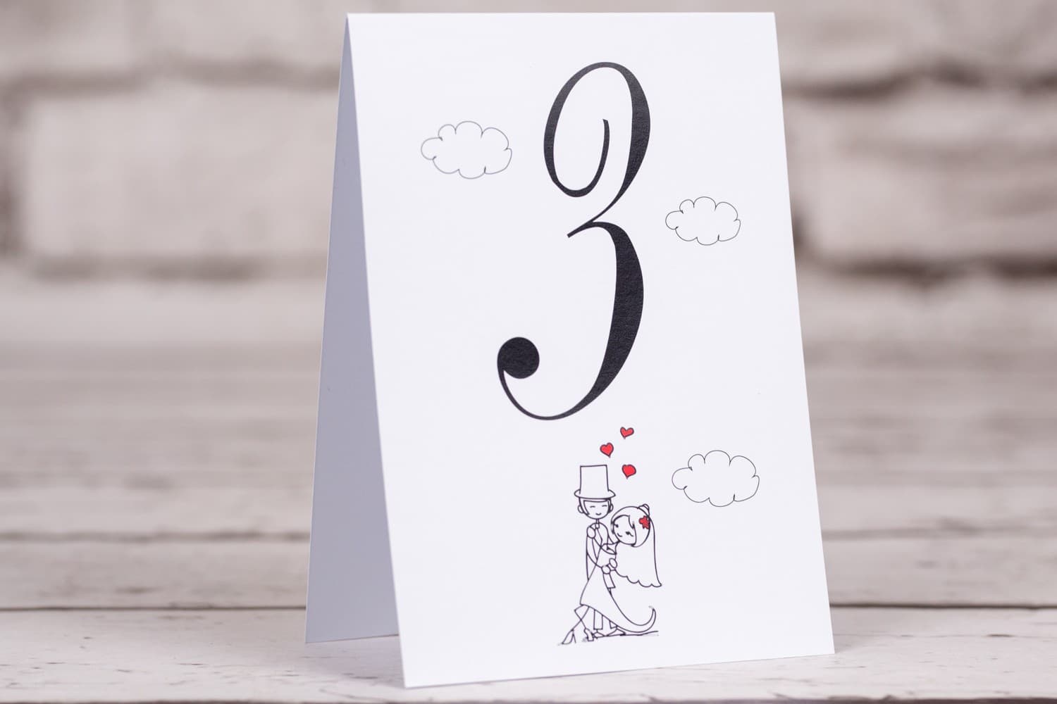 Śmieszne Numery na Stół z Rysunkiem Pary Młodej | Zabawne Numerki na Stoły Weselne | Bueno nr 4