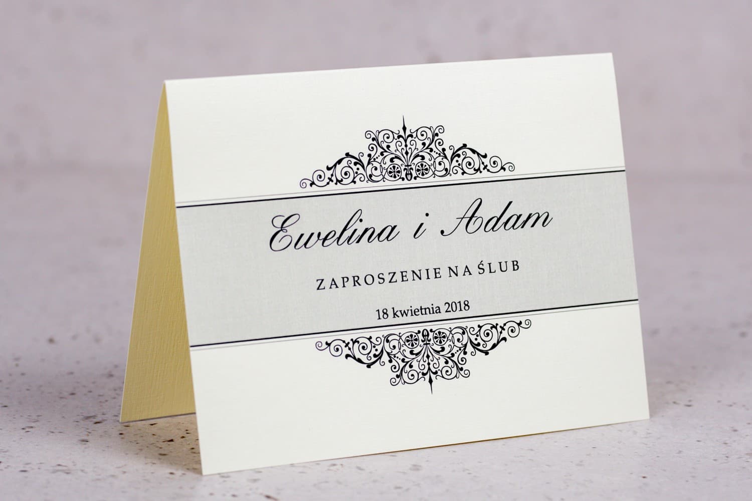 Zaproszenia ślubne klasyczne ecru z subtelnym ornamentem – Arte nr 4