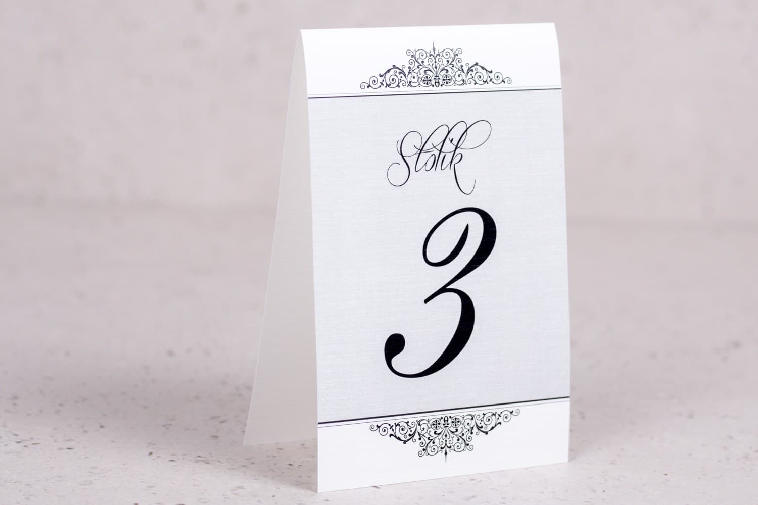 Eleganckie numerki na stół weselny stojące, papier lniany | Klasyczna numeracja stołów | Arte nr 3