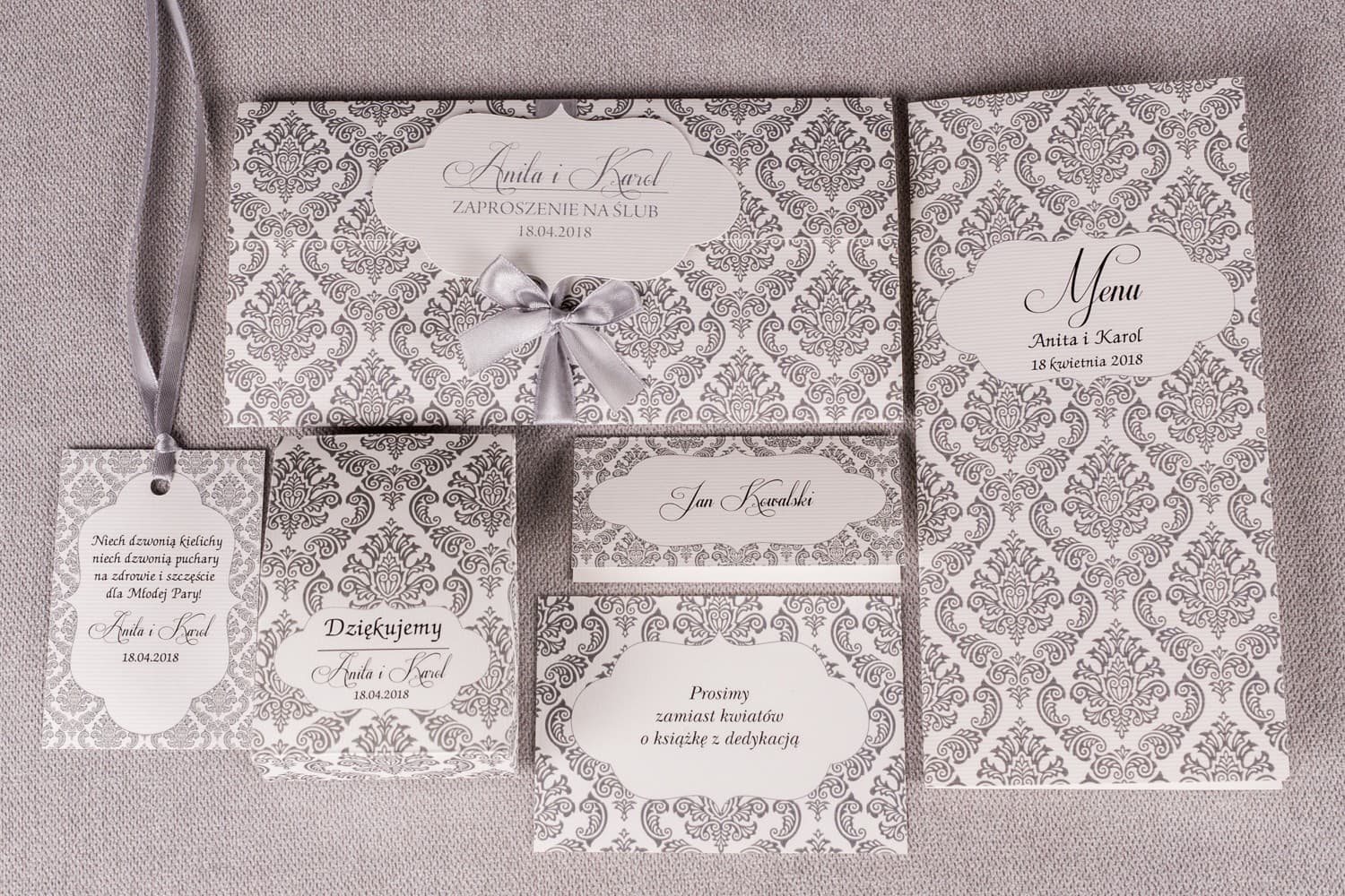 Zaproszenia ślubne klasyczne z szarą kokardką i delikatnym ornamentem – Madras nr 6 - 3