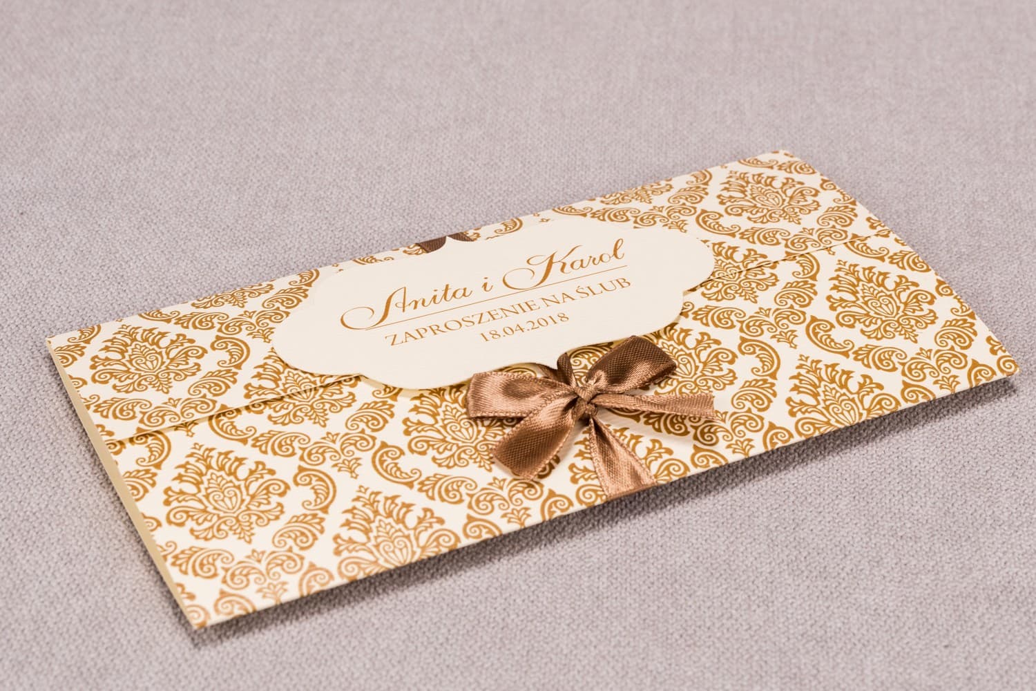 Zaproszenia ślubne klasyczne z brązową kokardą i ornamentami – Madras nr 7