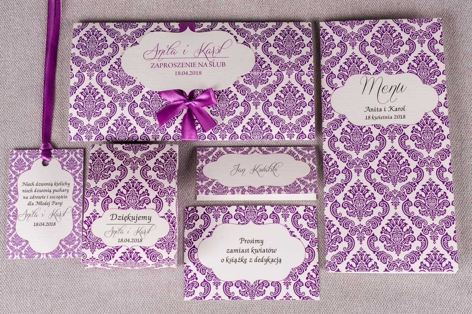Zaproszenia ślubne fioletowe z elegancką kokardą i ornamentami – Madras nr 8 - 3