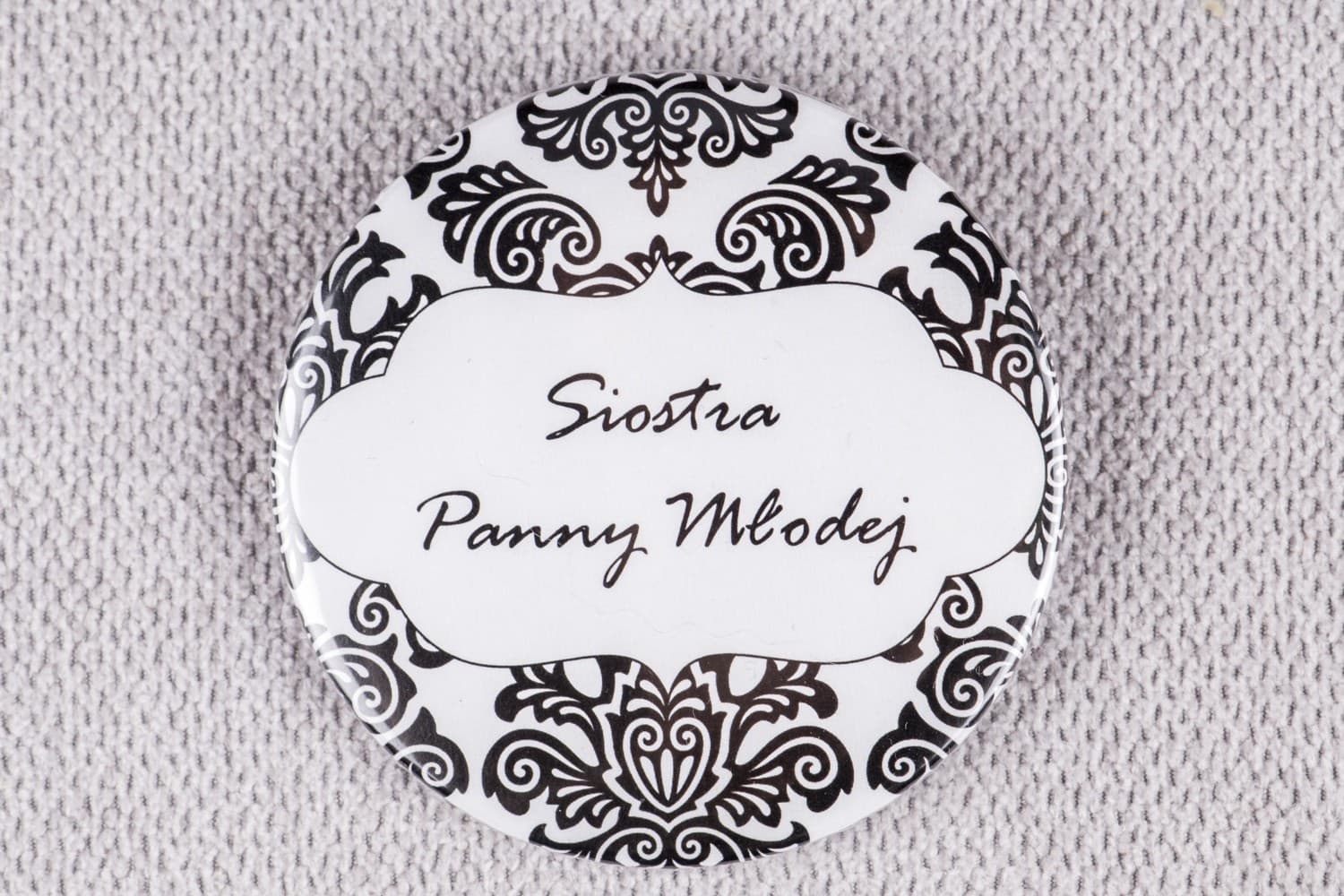 Eleganckie Przypinki Weselne z Czarnym Ornamentem | Identyfikatory dla Gości | Madras nr 1