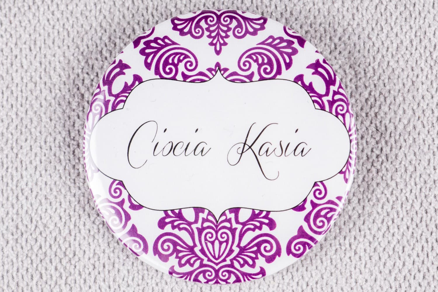 Eleganckie przypinki z fioletowym ornamentem | Personalizowane przypinki dla gości weselnych | Madras nr 8