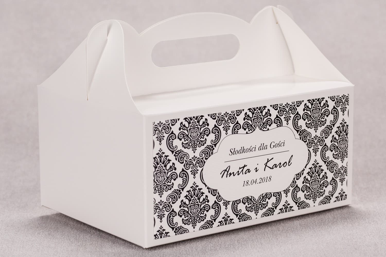 Eleganckie pudełko na ciasto z czarnym ornamentem | Pudełka na ciasto weselne dla gości | Madras nr 1