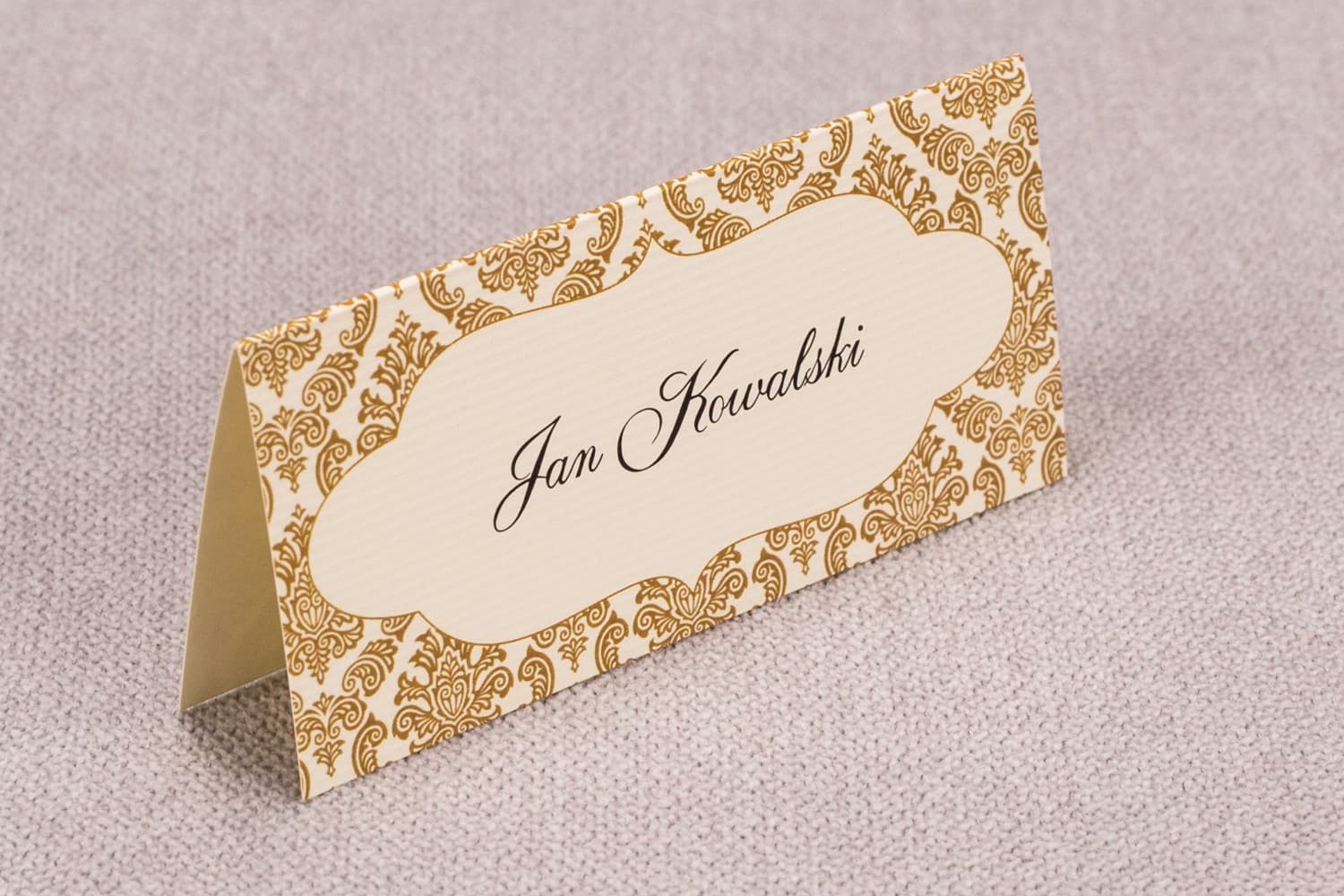 Winietki Ślubne Madras nr 7 – Klasyczne Wizytówki na Stół z Brązowym Ornamentem