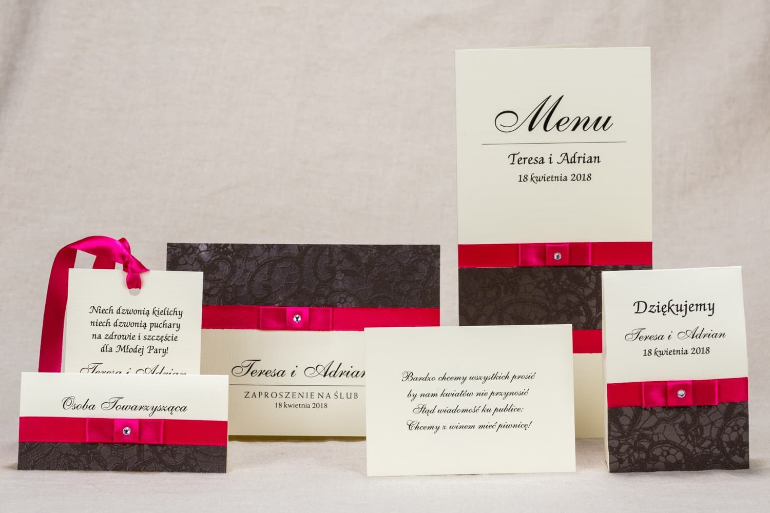 Zaproszenia ślubne klasyczne z brązową koronką i amarantową wstążką – Klaris nr 2 - 3