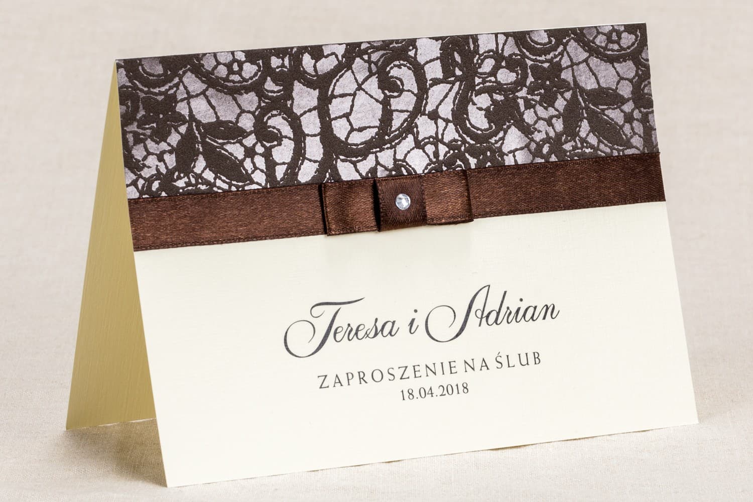 Zaproszenia ślubne klasyczne z brązową koronką i kokardką na papierze len – Klaris nr 6