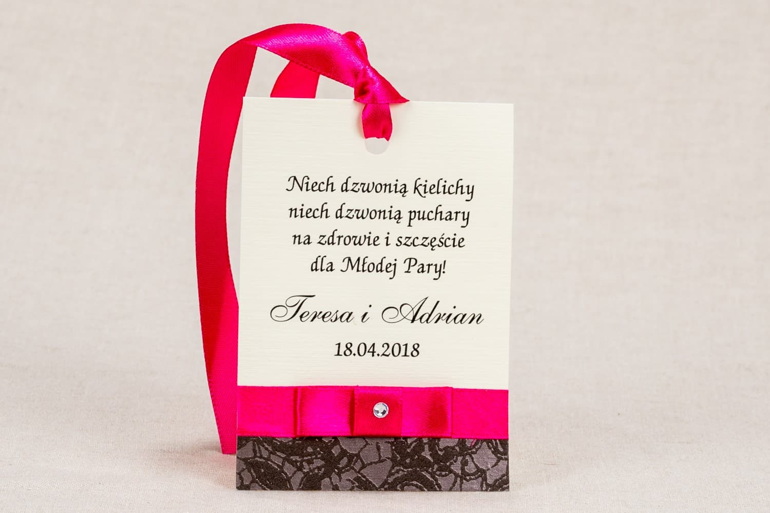 Eleganckie zawieszki na alkohol z brązową koronką i wstążką | Zawieszki na wódkę weselną | Klaris nr 2