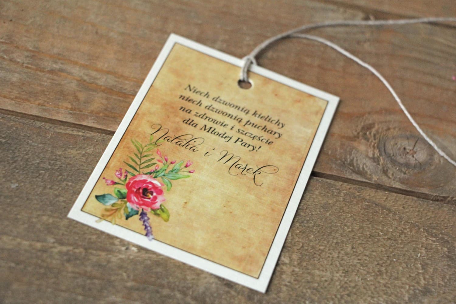 Rustykalne Zawieszki na Alkohol z Kwiatami Boho | Etykiety na Wódkę Weselną | Karmelowe nr 1