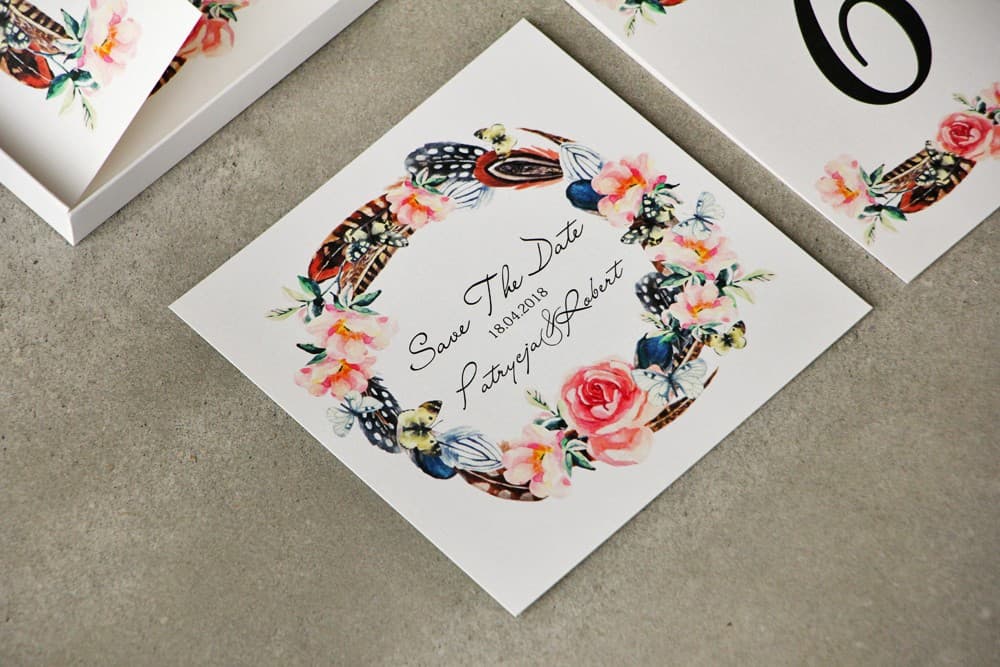 Zawiadomienie o Ślubie z Wiankiem Boho, Piórkami i Motylami | Karty Save The Date, Zarezerwuj Termin | Pistacjowe nr 16